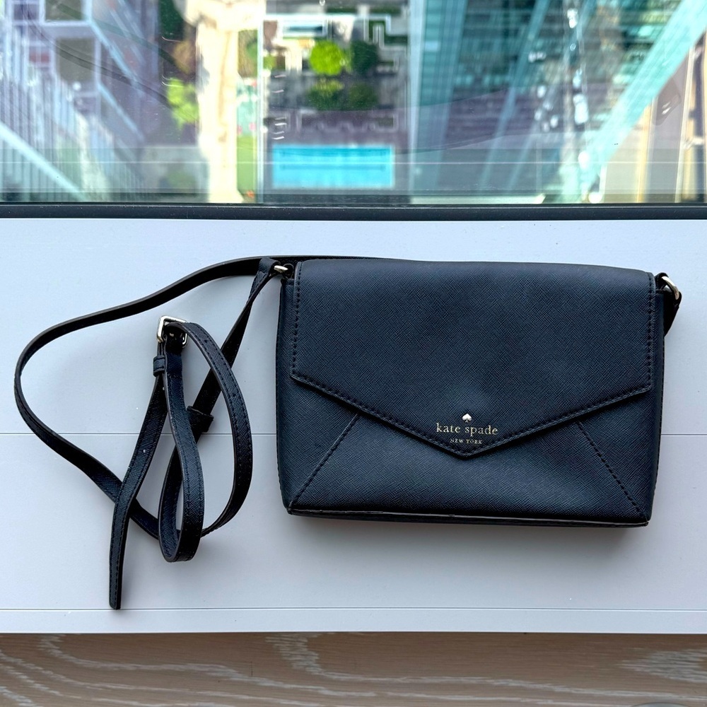 Kate Spade Sadie Envelope Crossbody in black. - Picture 2 of 5